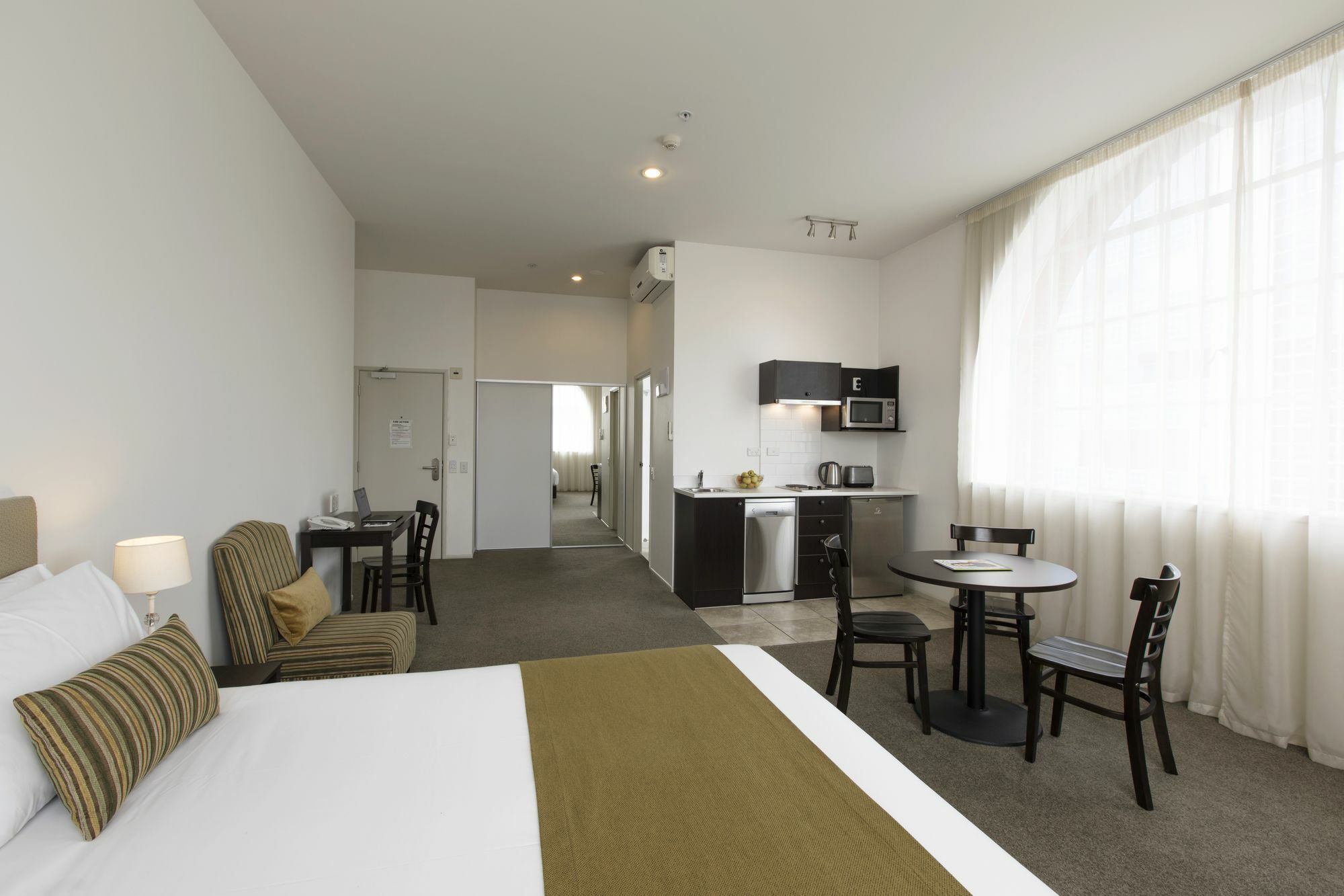 เควสท์แฮมิลตันเซอร์วิสอพาร์ตเมนท์ Aparthotel ภายนอก รูปภาพ